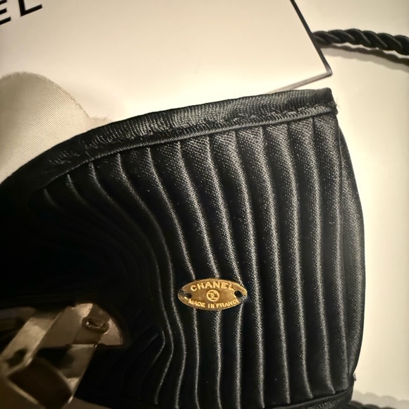 CHANEL Black and White Camellia Hair Accessories - Picture 6 of 6